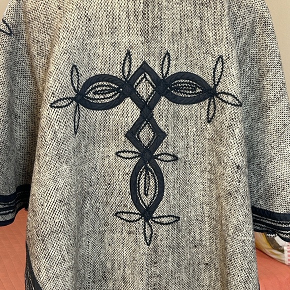 Vintage Embroidered Handmade in Guatemala 100% Wool Lined cape poncho sz OS - Picture 6 of 16